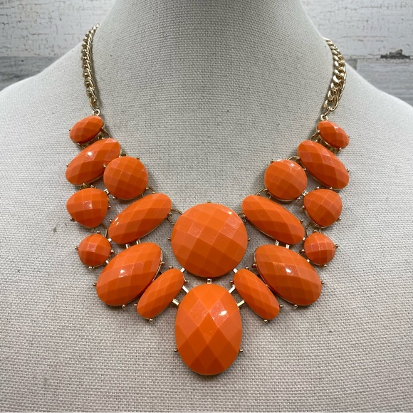 Beautiful Unsigned Gold Tone Orange Acrylic Faceted Statement Bib Necklace - Picture 1 of 5